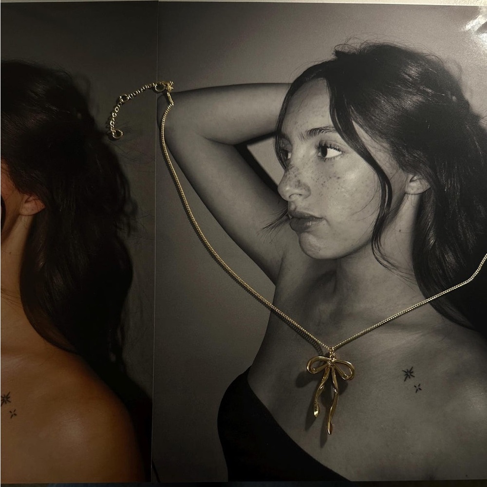 Elegant Gold Leaf Pendant Necklace